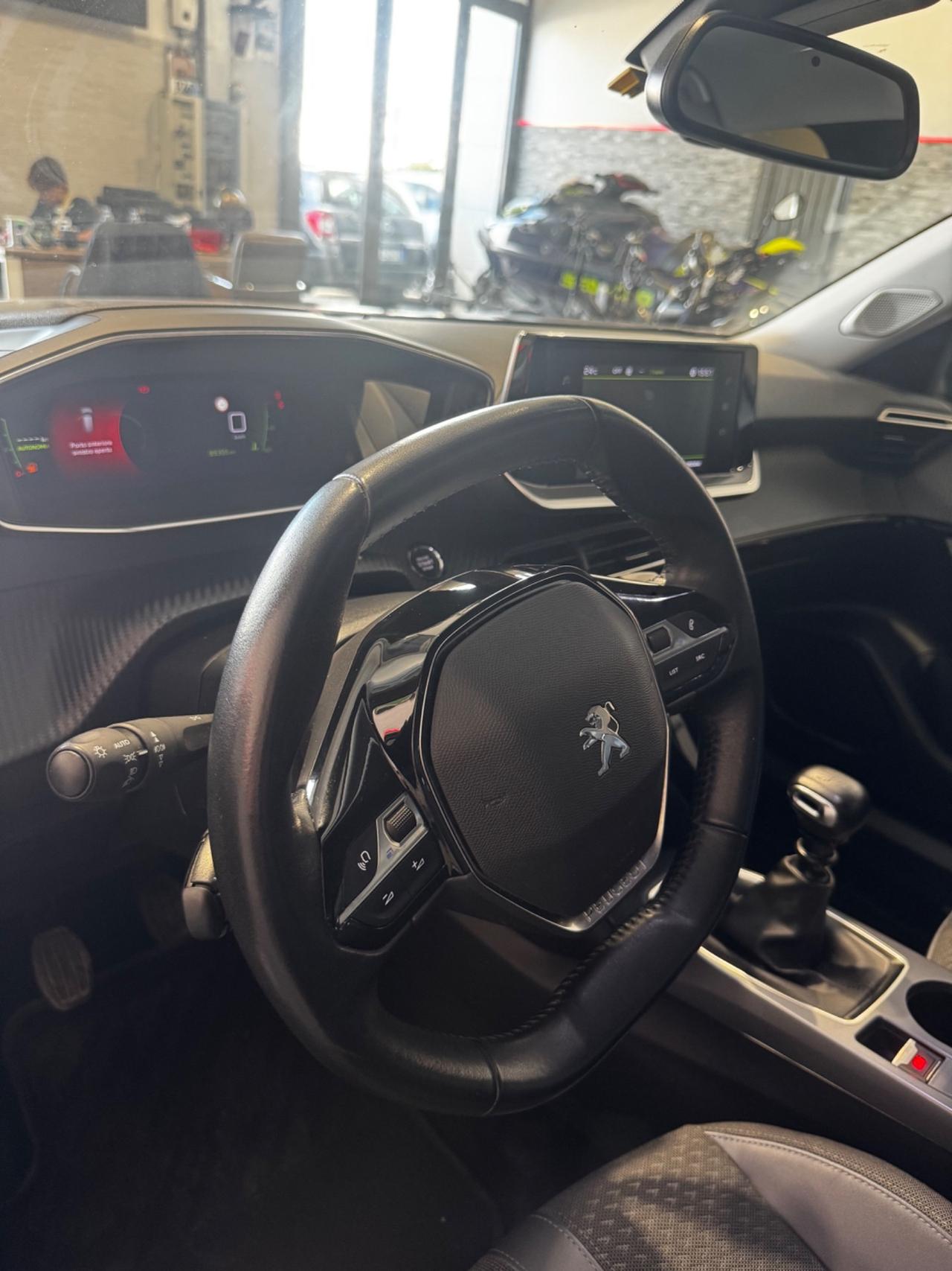 Peugeot 2008 PureTech 100 S&S Allure Navi Pack