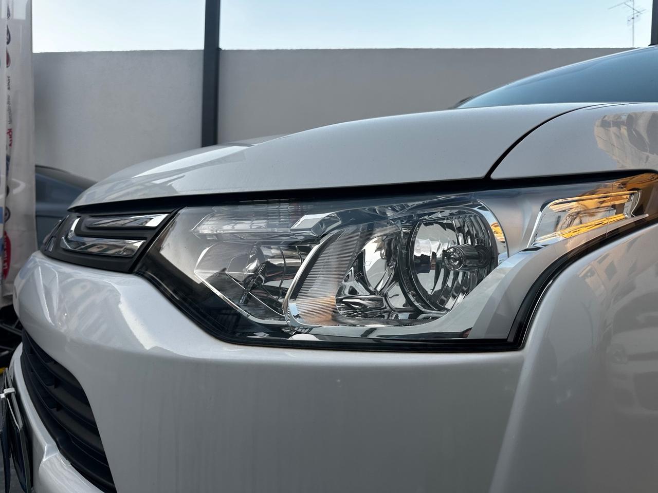 Mitsubishi Outlander 2.2 DI-D 4WD Intense