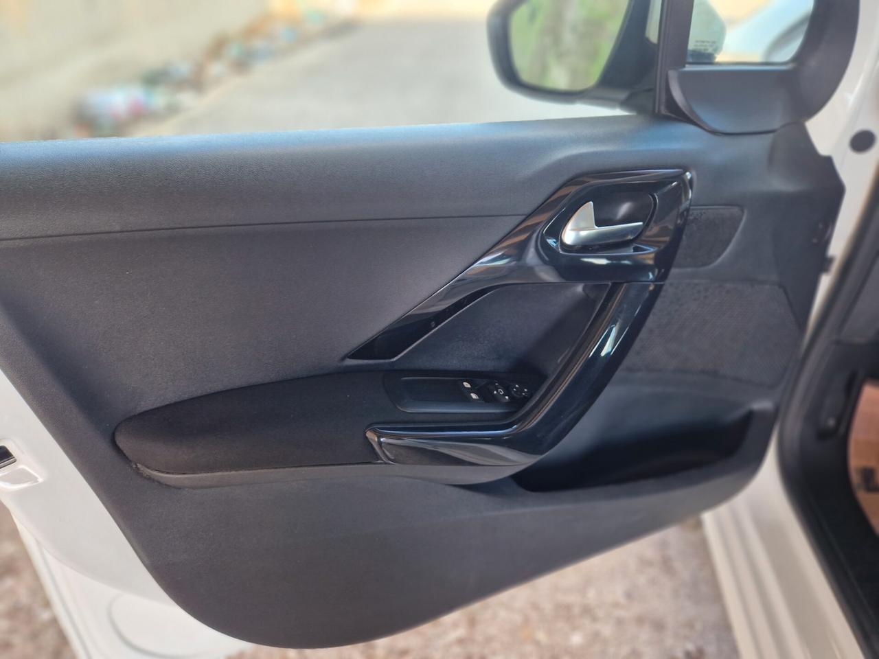 Peugeot 208 PureTech 82 5 porte Allure