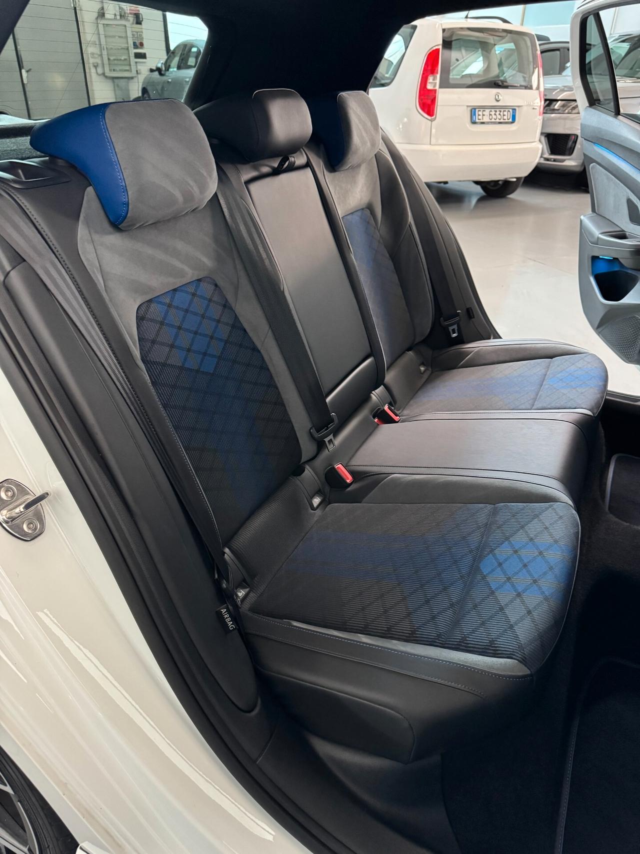 Volkswagen Golf 8 R 4Motion DSG 2.0cc 320cv Tagliandi ufficiali IVA esposta PREZZO REALE
