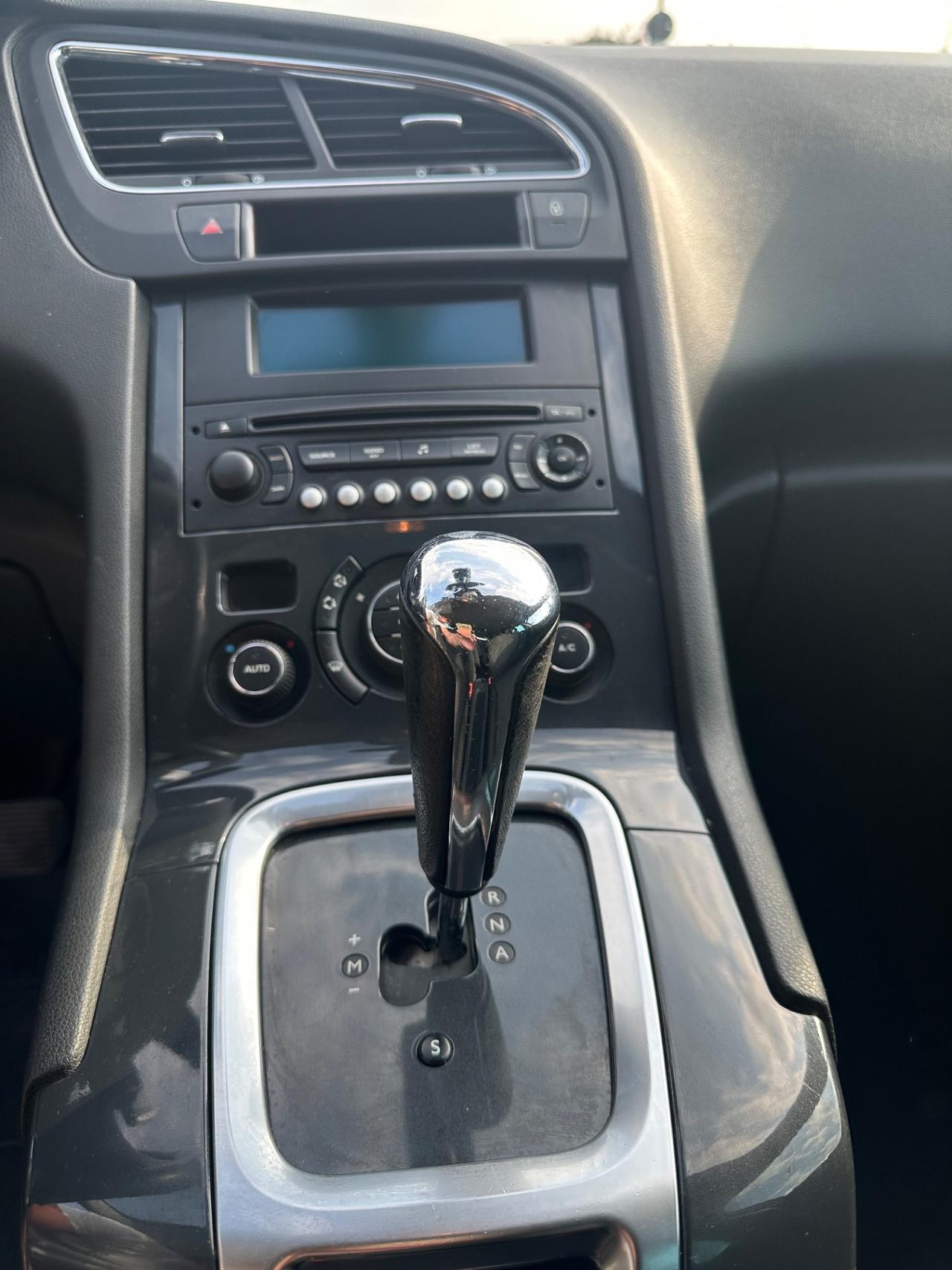 Peugeot 5008 1.6 HDi 110CV cambio robotizzato Tecno