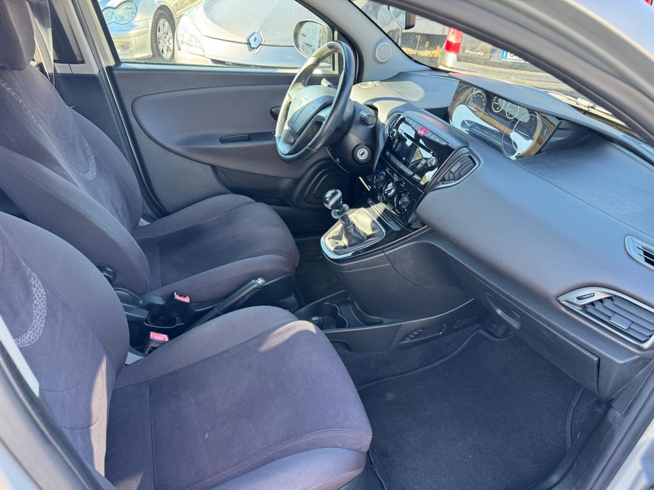 Lancia Ypsilon 1.2 69 CV 5 porte S&S Platinum NEOPATENTATI