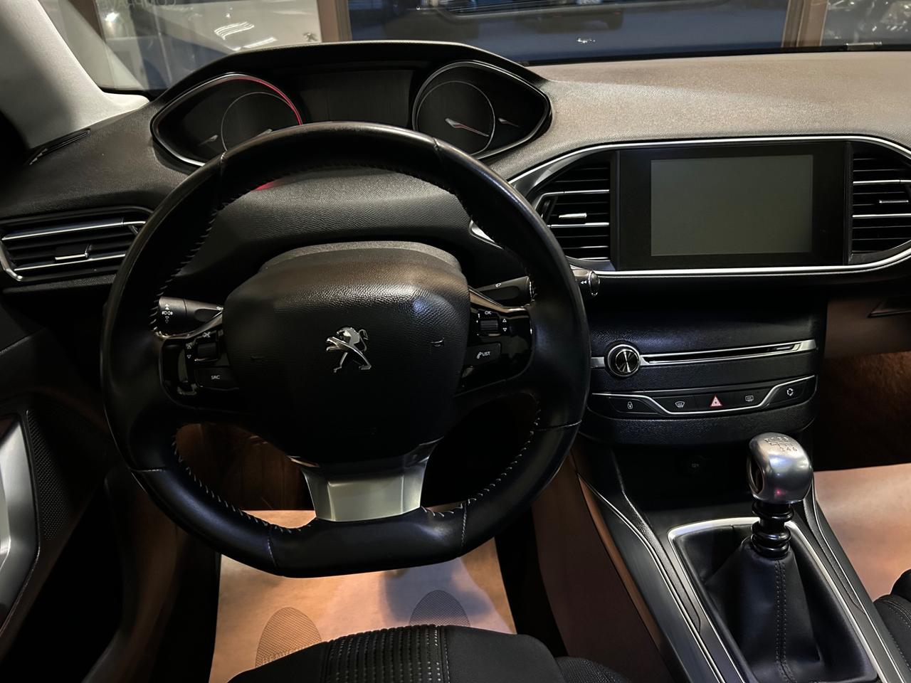Peugeot 308- 2017 1.2 PureTech Turbo 130 CV 130.000 KM