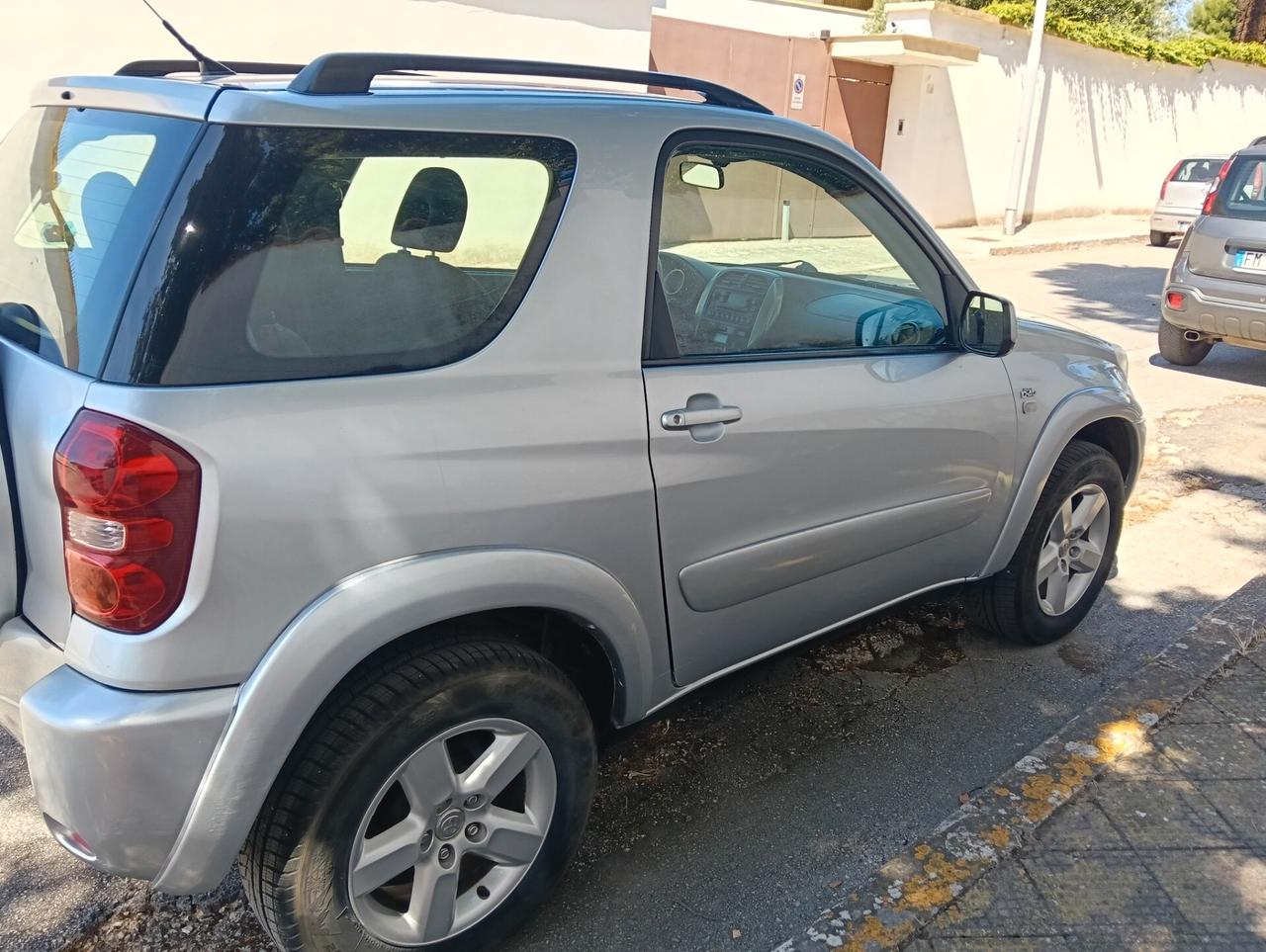 Toyota RAV 4 RAV4.com 2.0 Tdi D-4D cat 3 porte Sol VETRINA