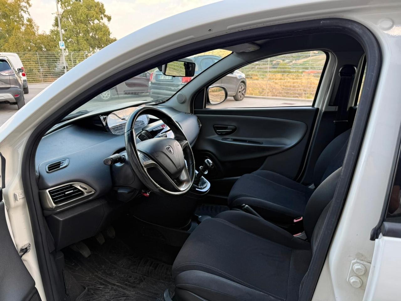 Lancia Ypsilon 0.9 TwinAir 85 CV 5 porte Metano Ecochic Silver
