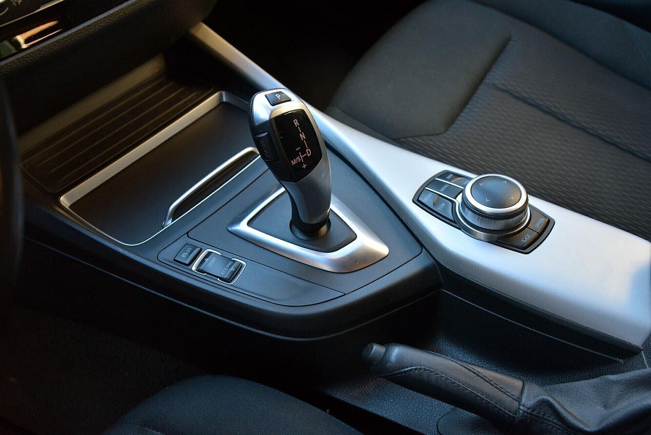 Bmw 118 i 5p. Advantage Steptronic Traz. Posteriore
