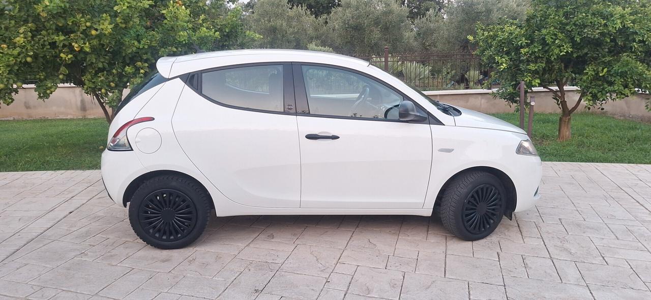 Lancia Ypsilon 1.0 FireFly 5 porte S&S Hybrid Ecochic Silver
