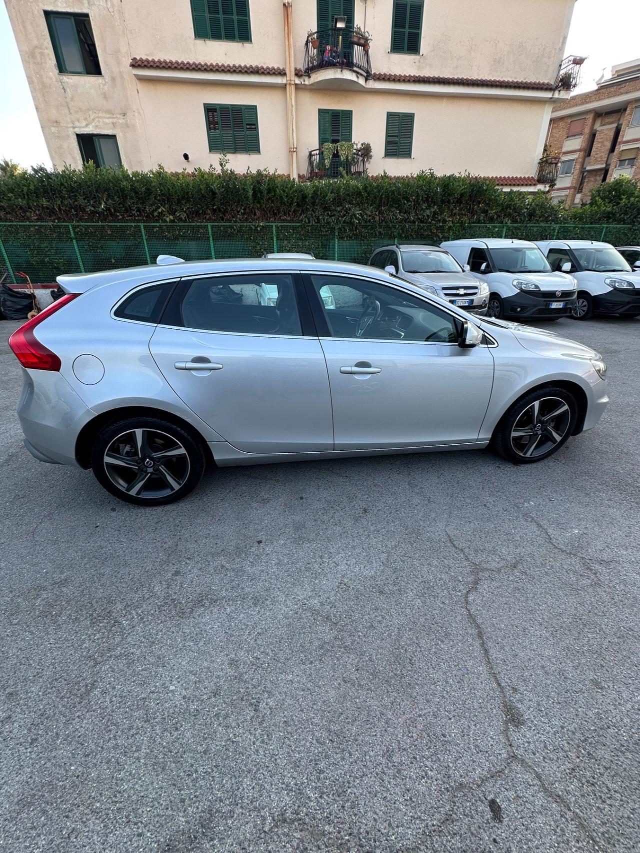 Volvo V40 D4 R-design Momentum