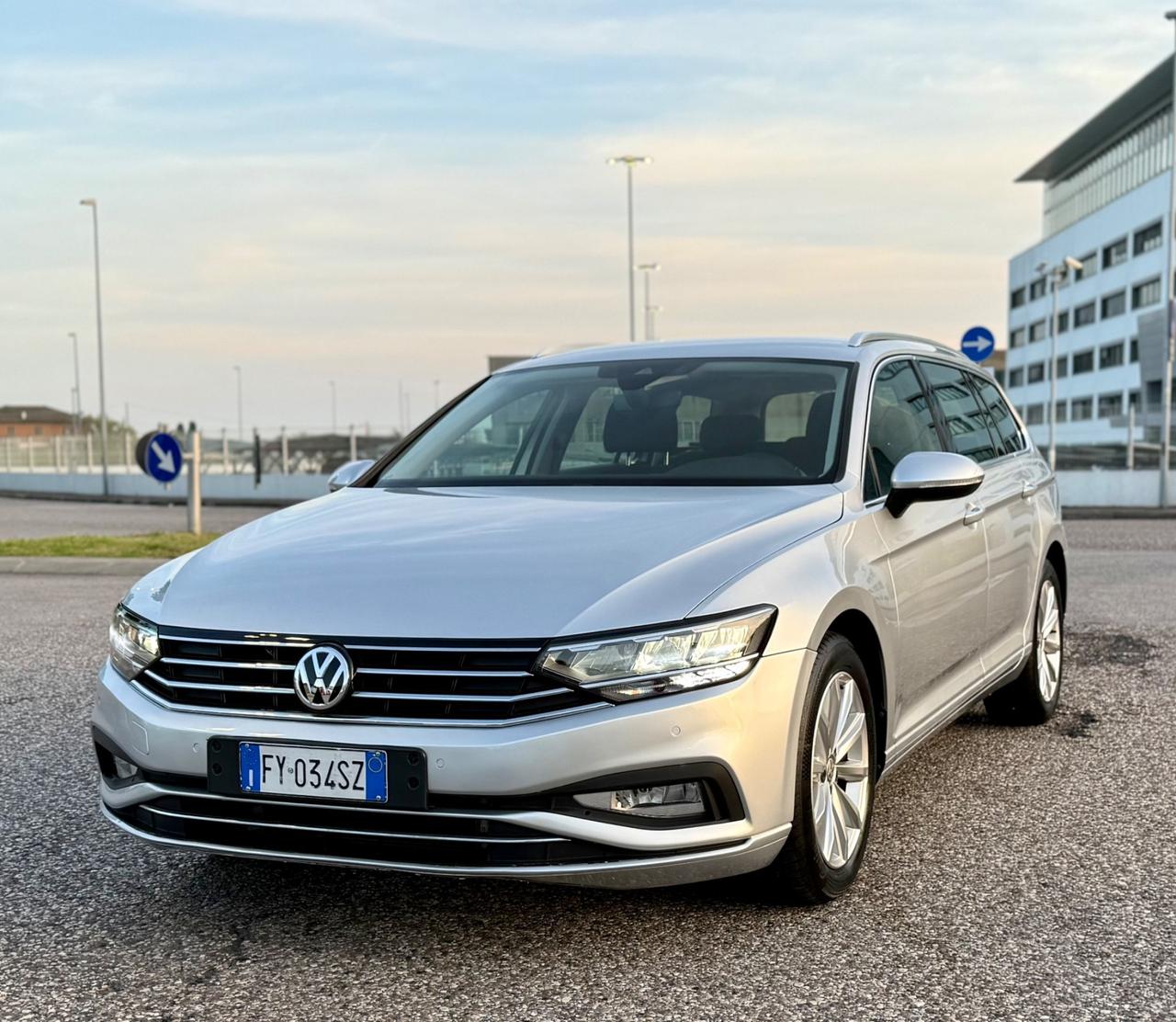 Volkswagen Passat Variant 1.6 TDI SCR DSG Business BMT