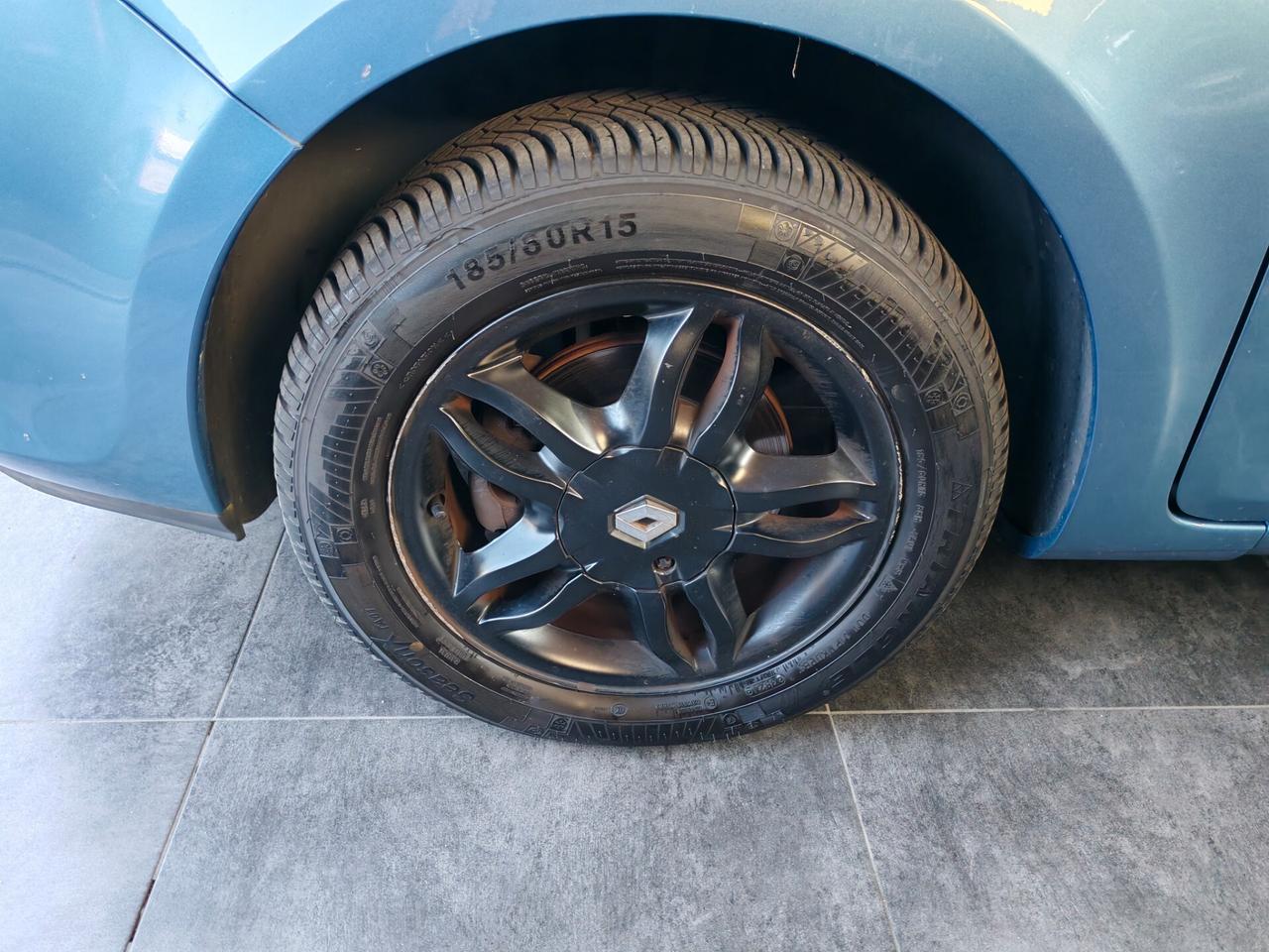 Renault Clio 1.2 16V 75 cv
