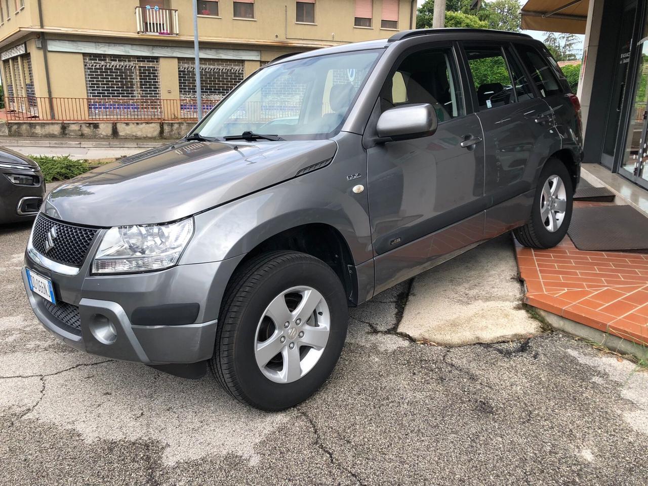 Suzuki Grand Vitara 1.9 DDiS 5 porte gancio traino, neopatentati