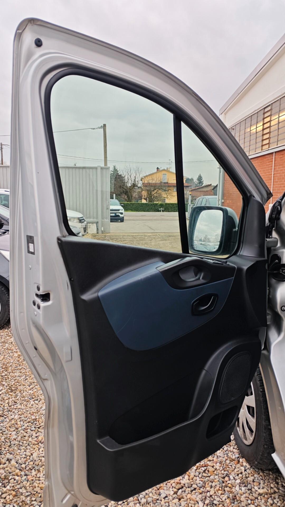 Opel Movano Vivaro L1H1 6 posti