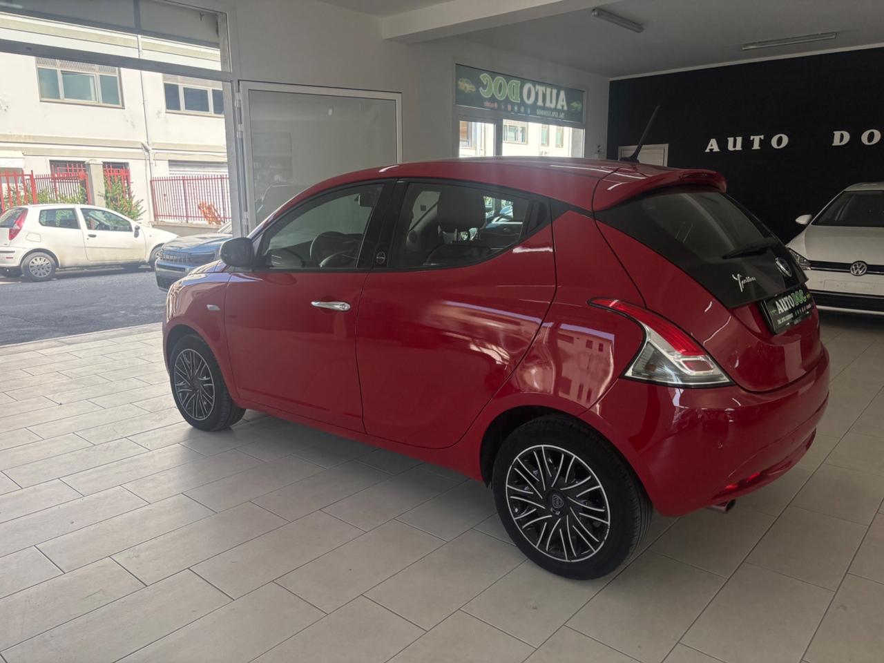 Lancia Ypsilon 1.0 FireFly 5 porte S&S Hybrid Ecochic Silver