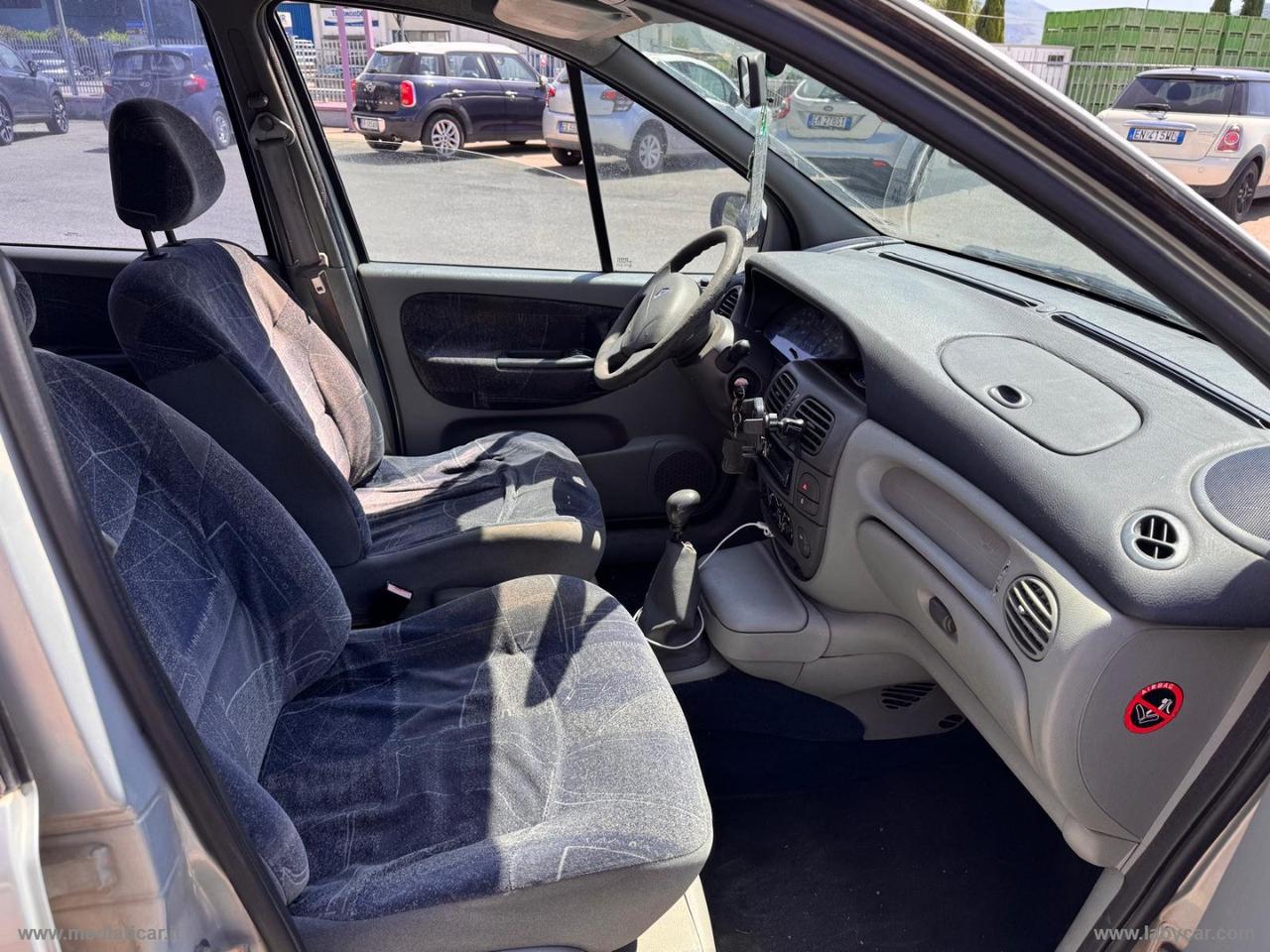 RENAULT Mégane Scénic 1.4 16V RXE