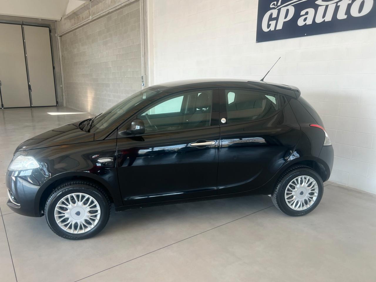 Lancia Ypsilon 0.9 TwinAir 85 CV 5 porte Metano Ecochic Gold OK NEOPATENTATI