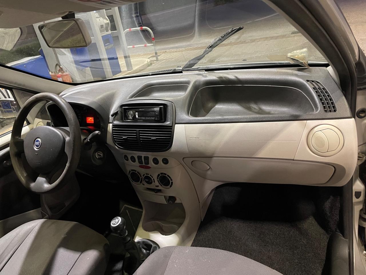 FIAT PUNTO 1.2 NATURAL POWER 5 PORTE 170.000 KM NEOPATENTATI 2005.
