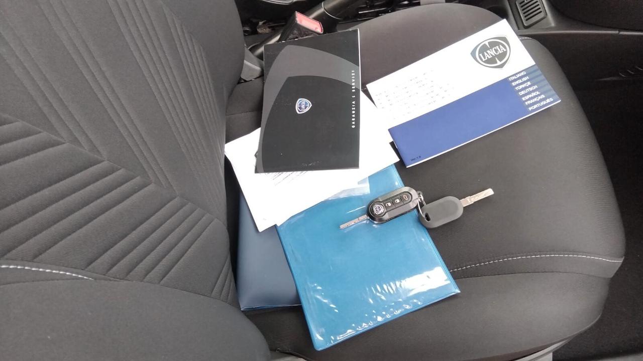 Lancia Ypsilon 1.0 FireFly 5 porte S&S Hybrid Silver