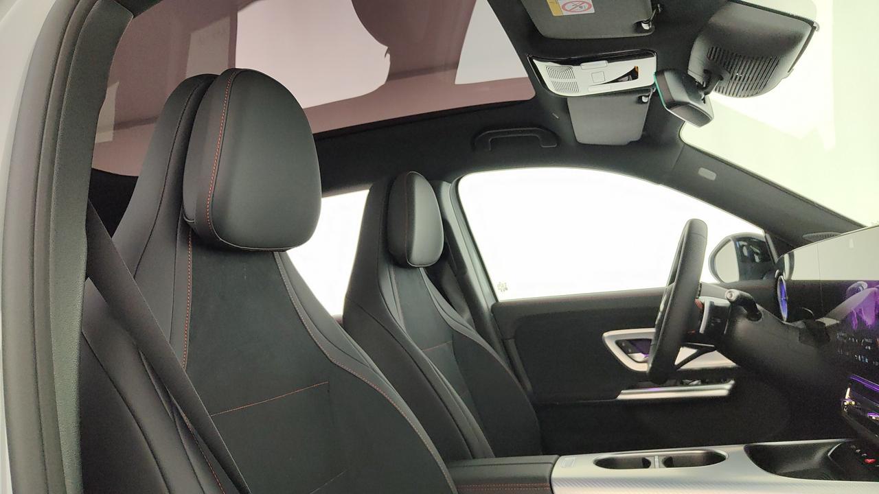 Mercedes-Benz GLB 250+ con tecnologia EQ