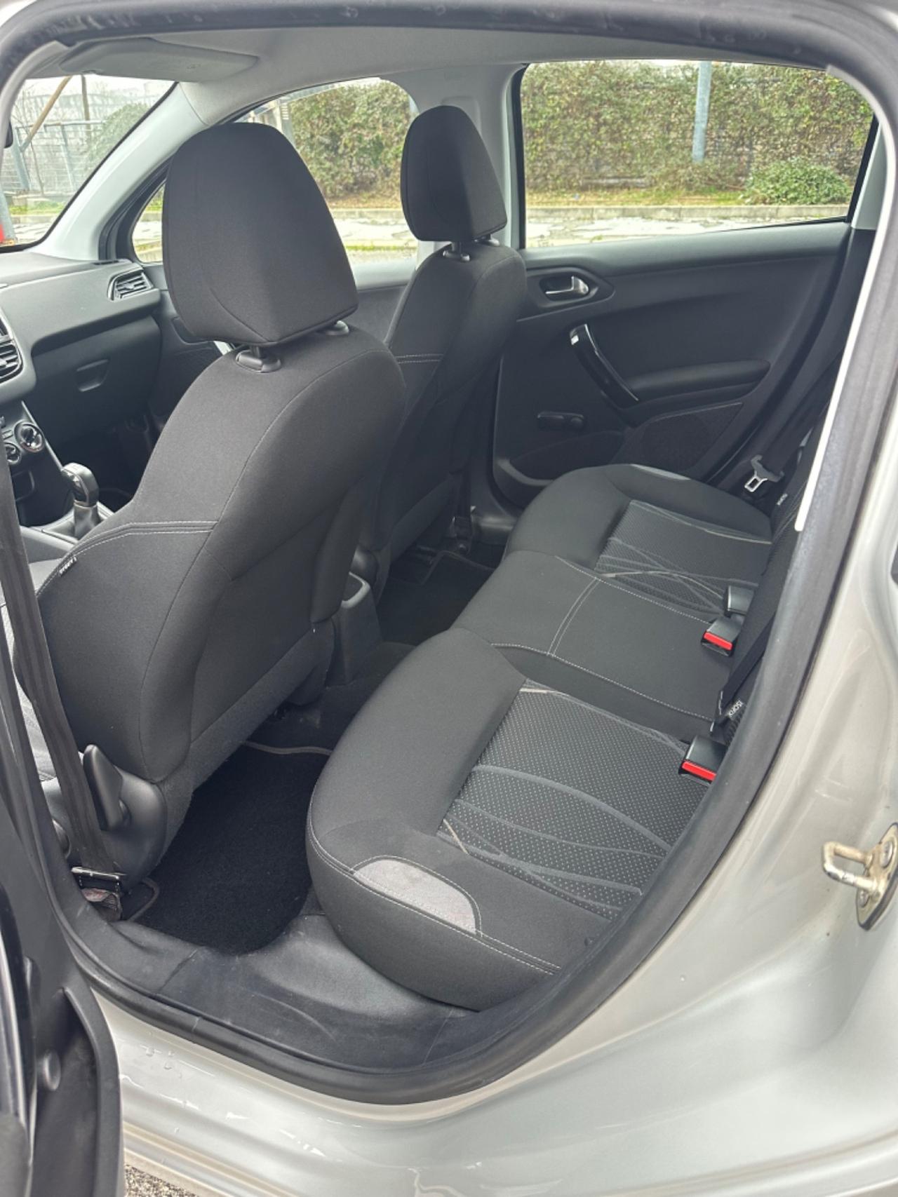 Peugeot 208 1.4 HDi 68 CV 5 porte Allure