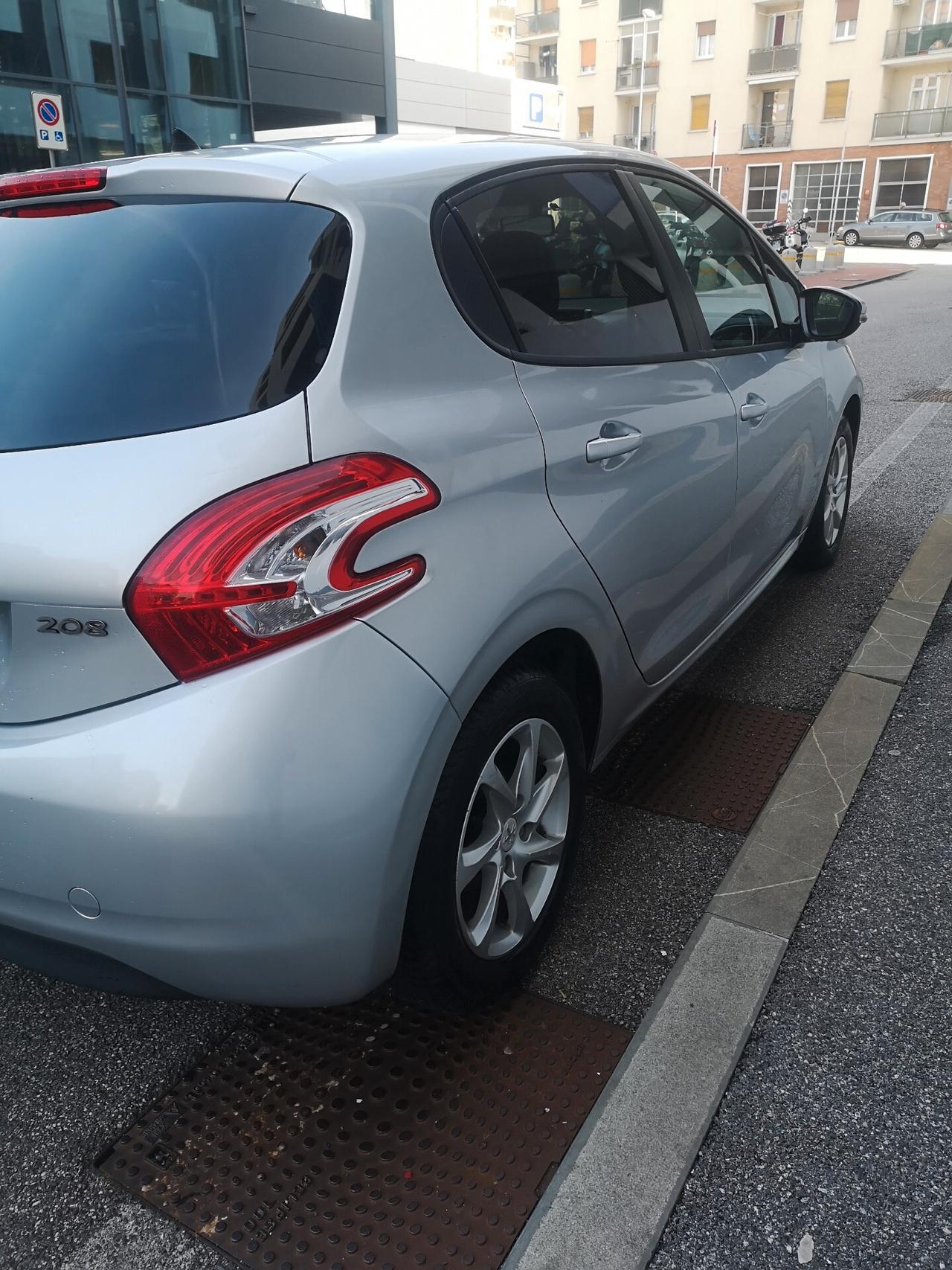 Peugeot 208 1.2 benz - Garanzia 12 Mesi