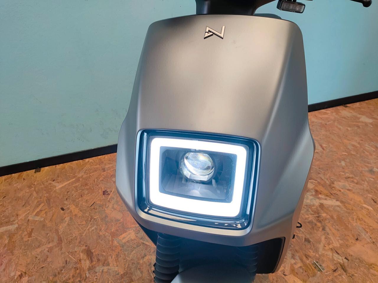 Nmoto NCF S : l'e-scooter che ti porta anche in autostrada