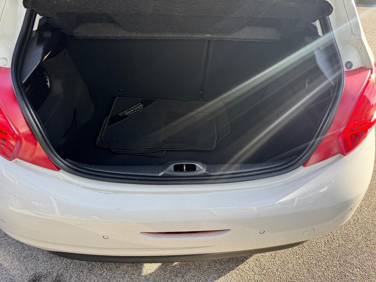 Peugeot 208 1.2 Neopatentati 89.000km