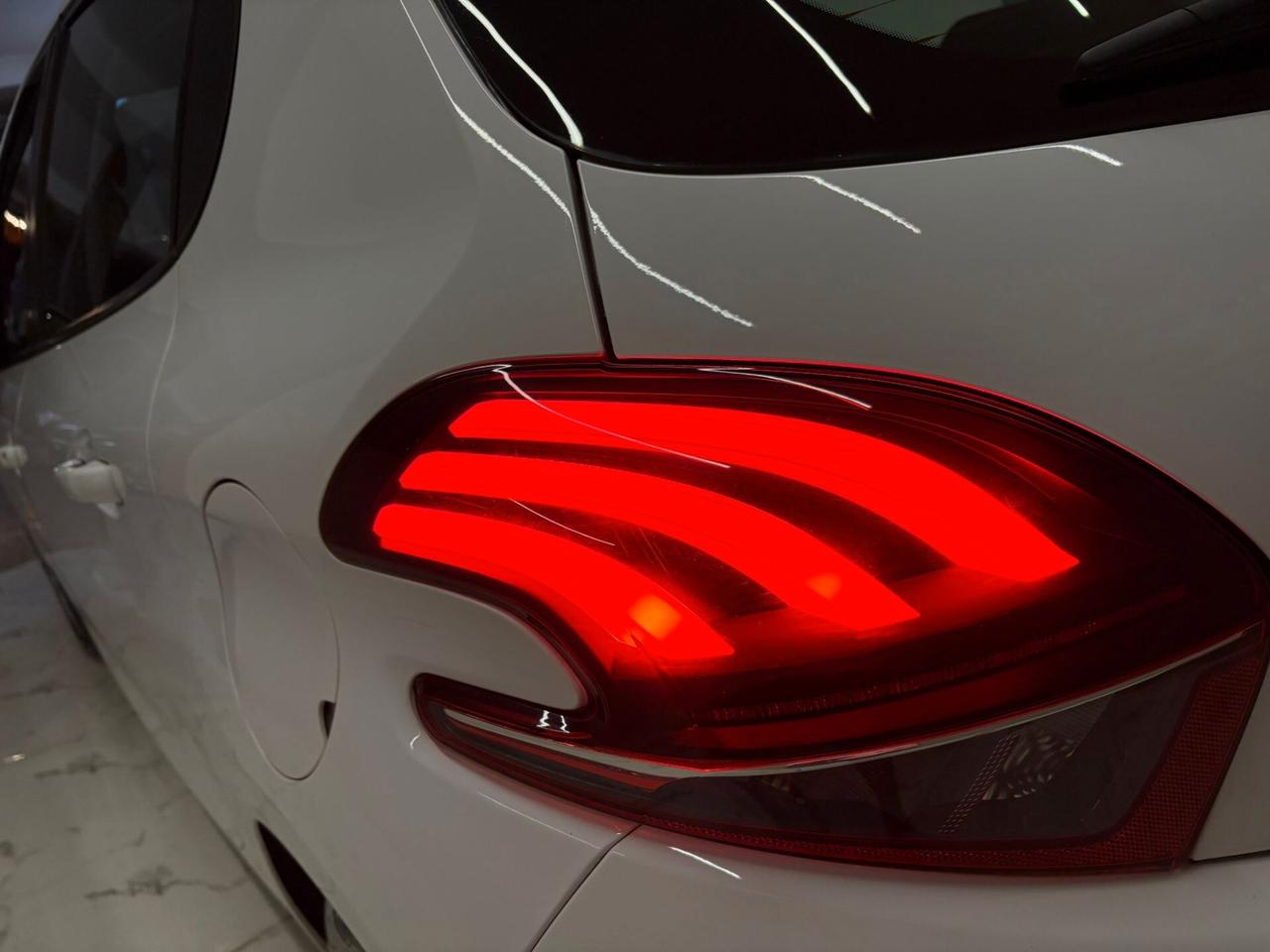 Peugeot 208 1200cc 82cv allestimento Active