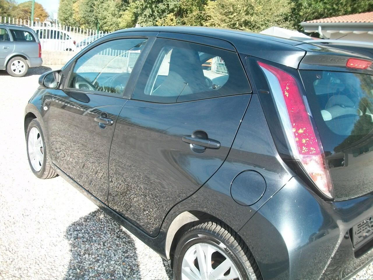 Toyota Aygo 1.0 VVT-i 69 CV 5 porte x-clusiv MMT SI NEOPATENTATI GARANZIA UN ANNO KM124585