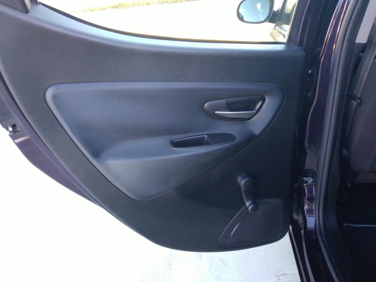 Lancia Ypsilon 0.9 TwinAir 85 CV 5 porte Metano Ecochic Silver