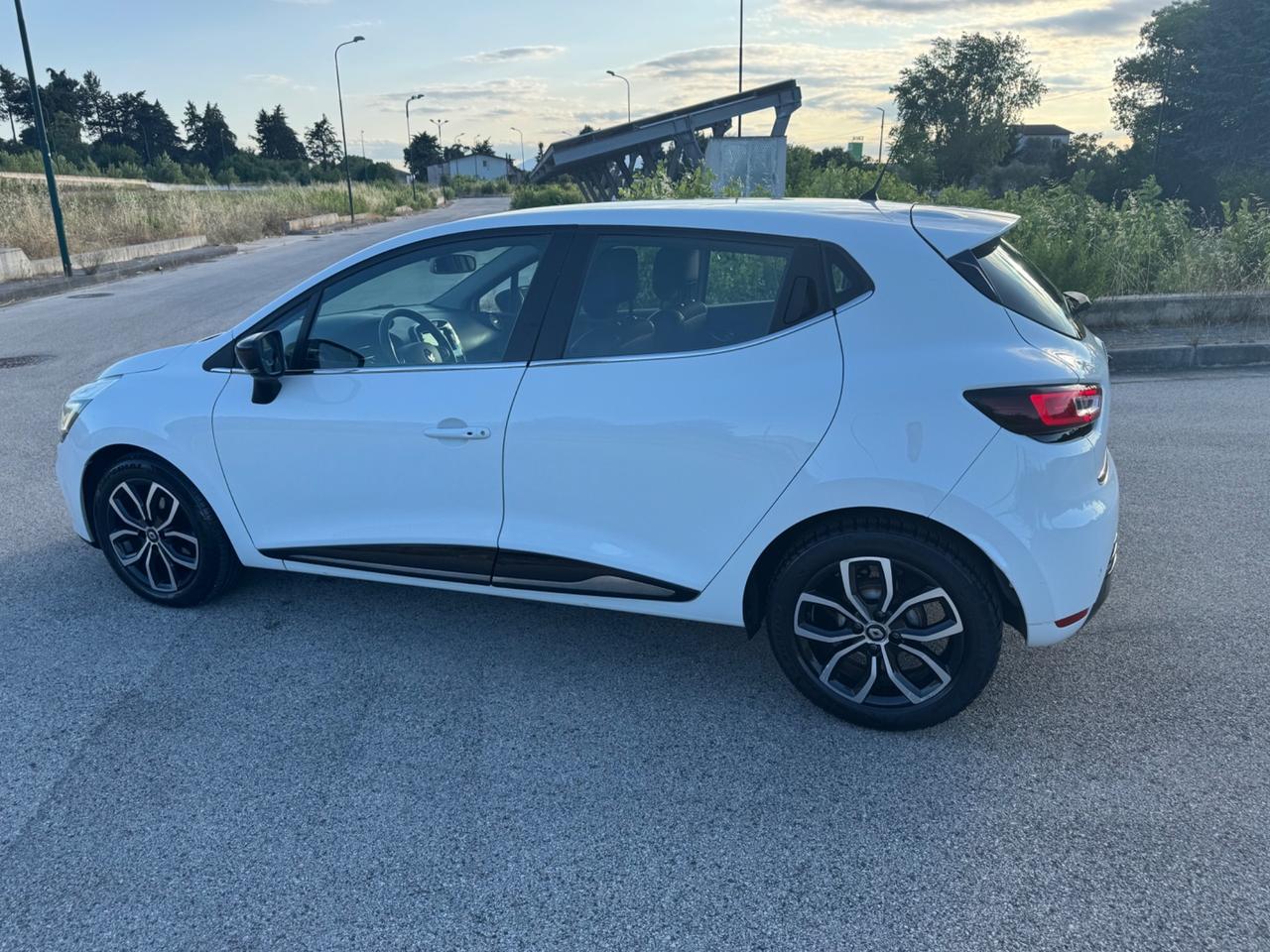 Renault Clio dCi 8V 75 CV 5 porte Moschino Life N 1 (autocarro)