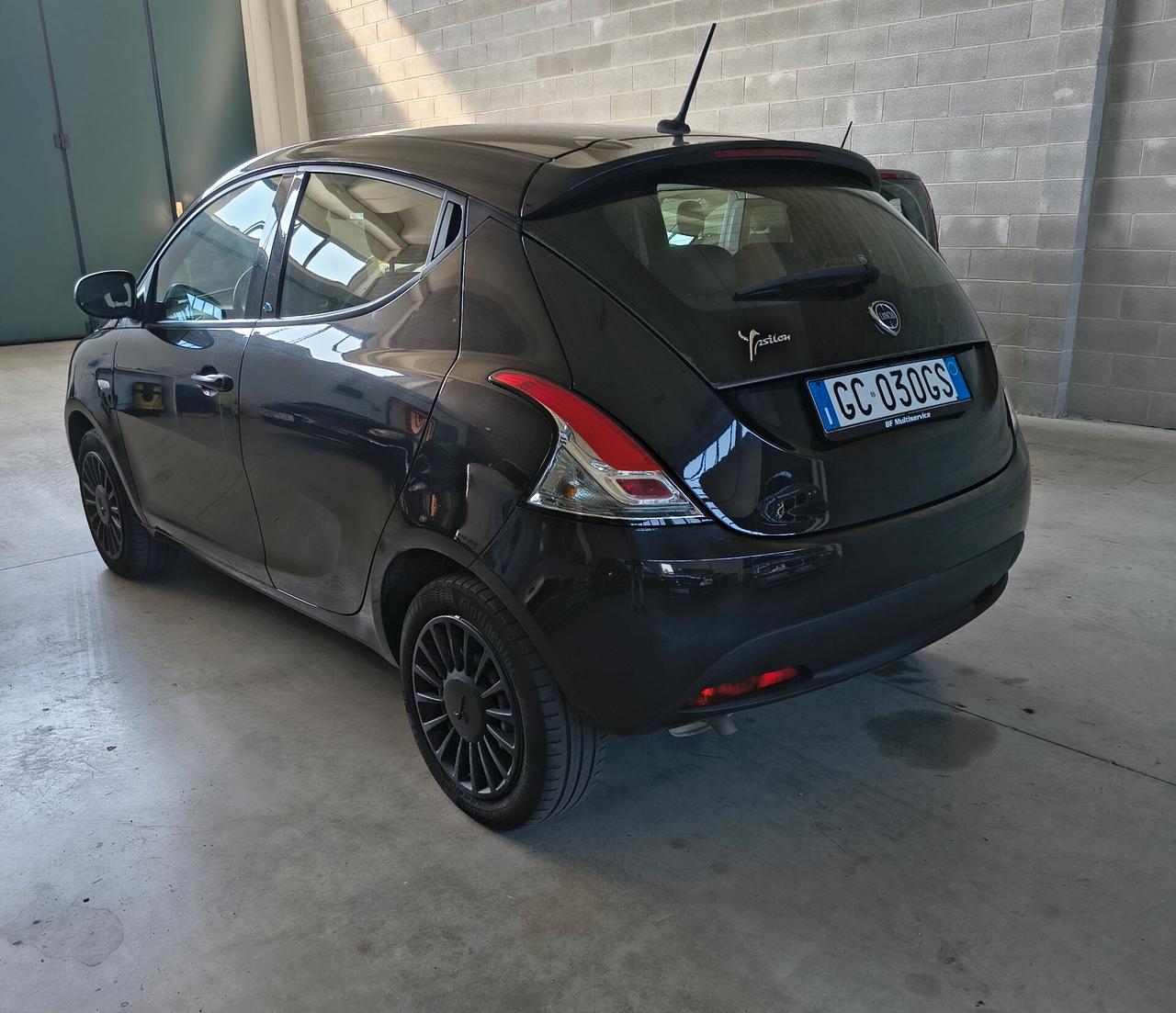 Lancia Ypsilon 1.2 69 CV 5 porte S&S Black and Noir