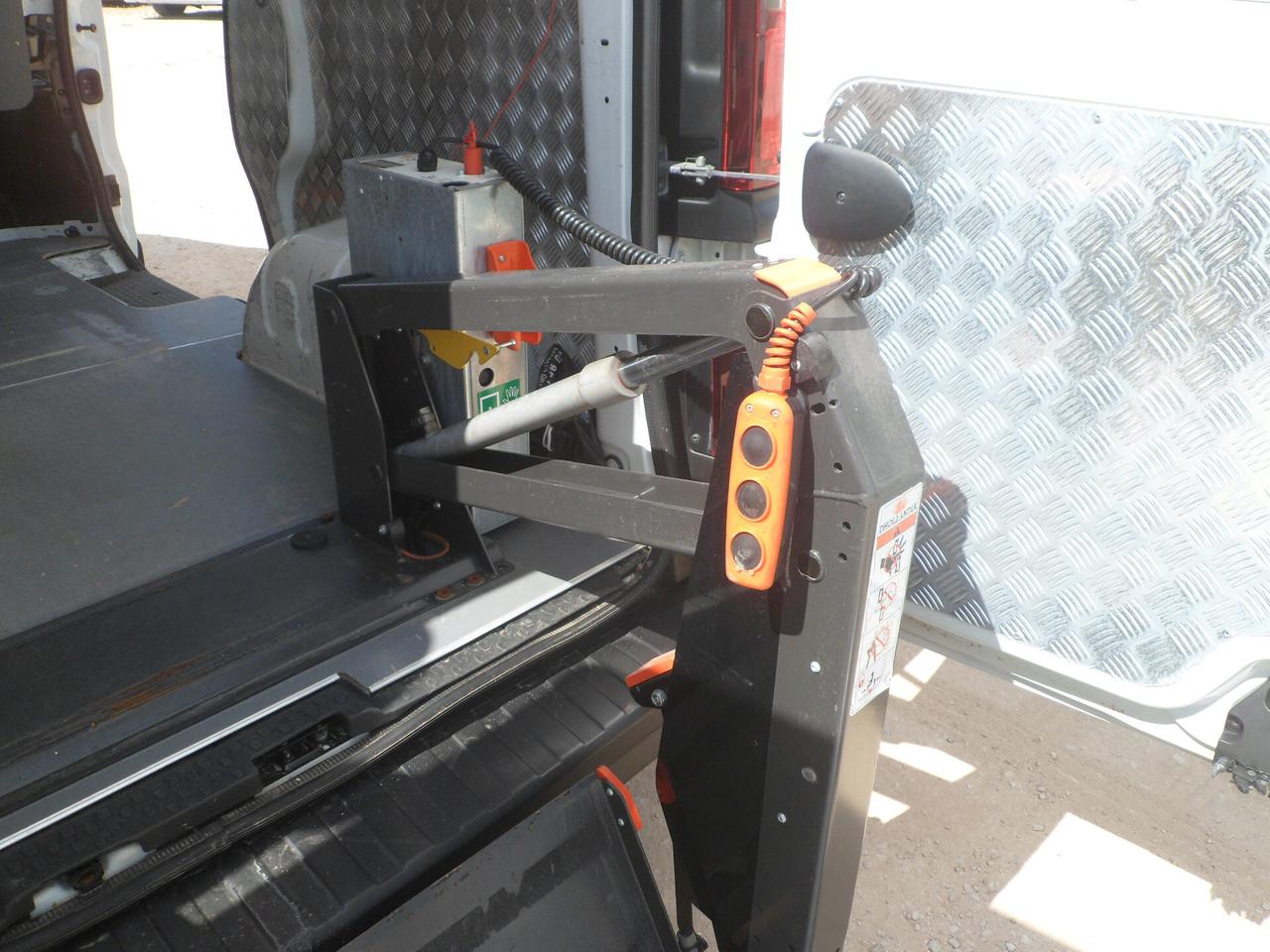 Renault Trafic furgone con pedana