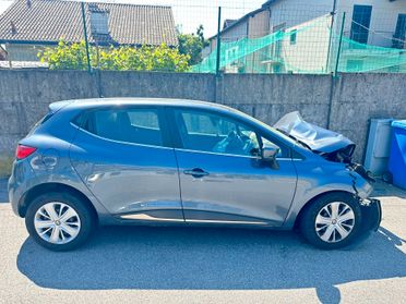 Renault Clio 1.2 75CV incidentata per ricambi