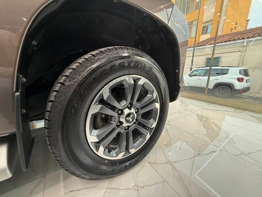 Mitsubishi L200 Double Cab MItsubishi L200 d.cab 2.3d Intense 4wd 150cv auto