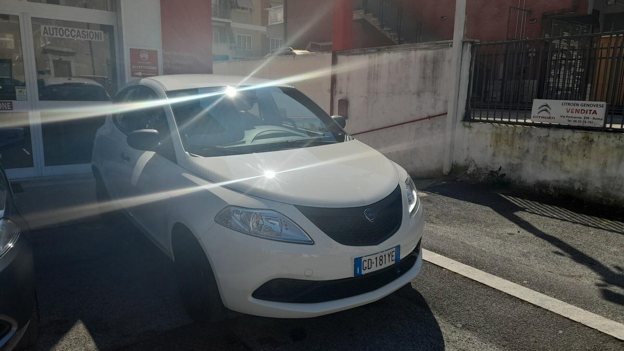 Lancia Ypsilon 1.0 FireFly 5 porte S&S Hybrid Ecochic Silver