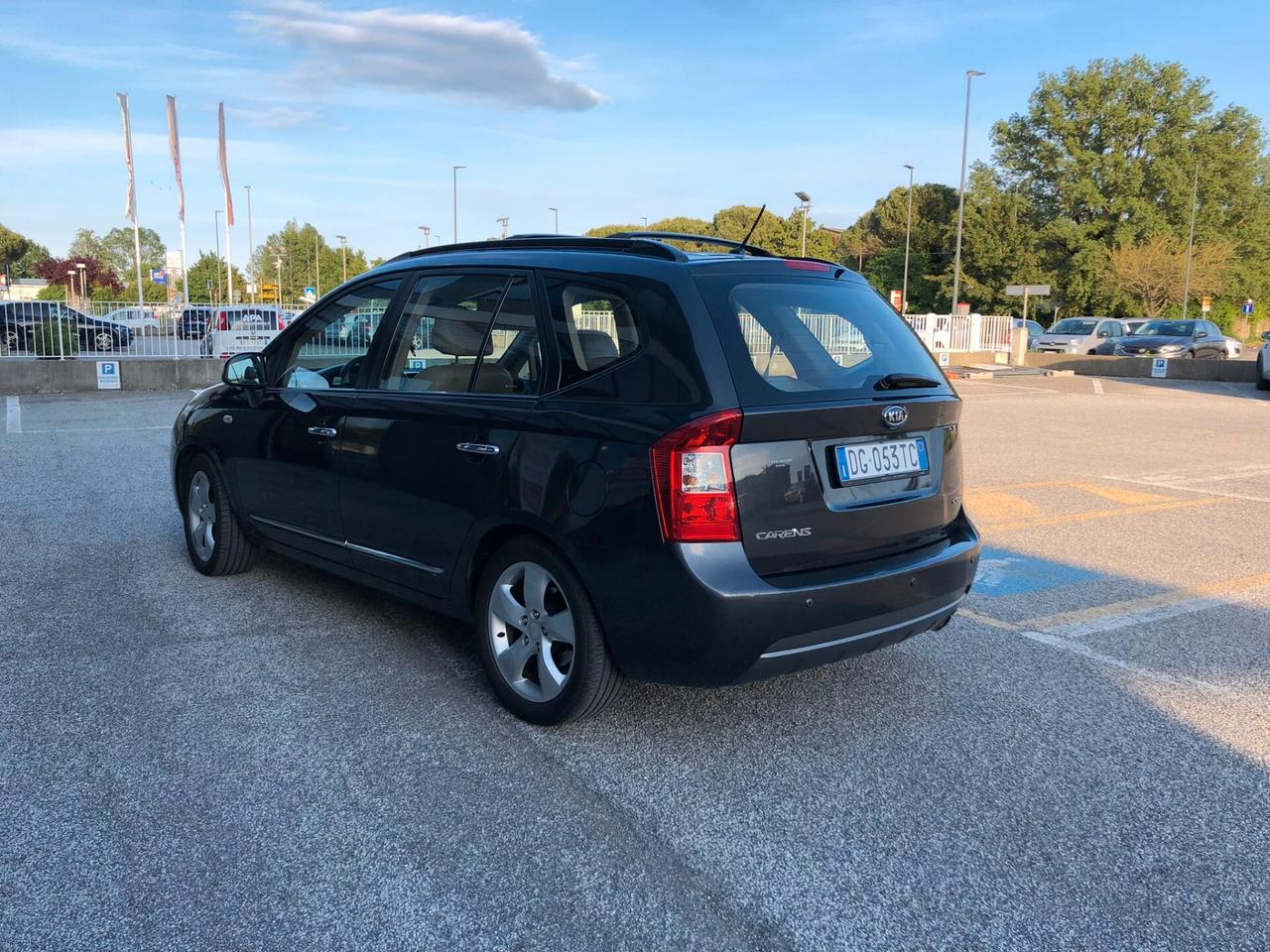 Kia Carens 2.0 16V CRDi VGT LX Family