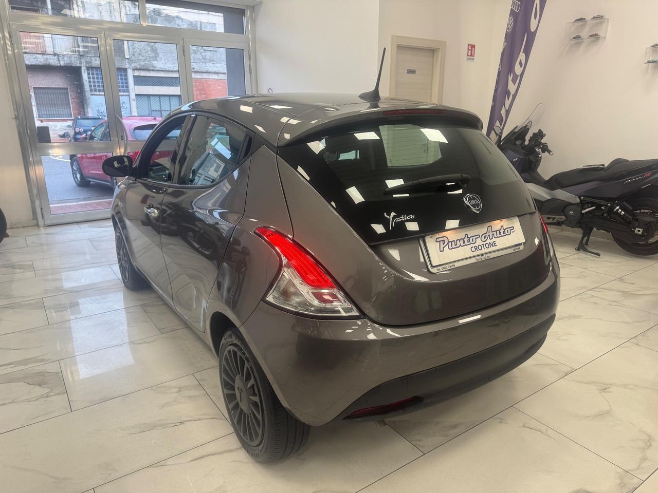 Lancia Ypsilon 1.0 FireFly 5 porte S&S Hybrid Silver