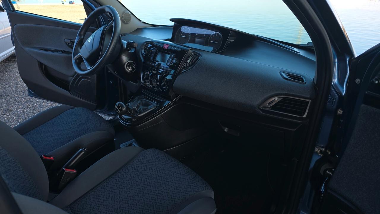 Lancia Ypsilon 1.0 FireFly 5 porte S&S Hybrid Ecochic Silver