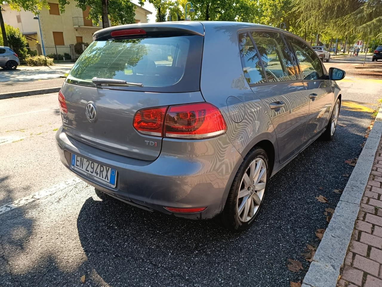 Volkswagen Golf 1.6 TDI DPF 5p. Highline - NEOPATENTATI