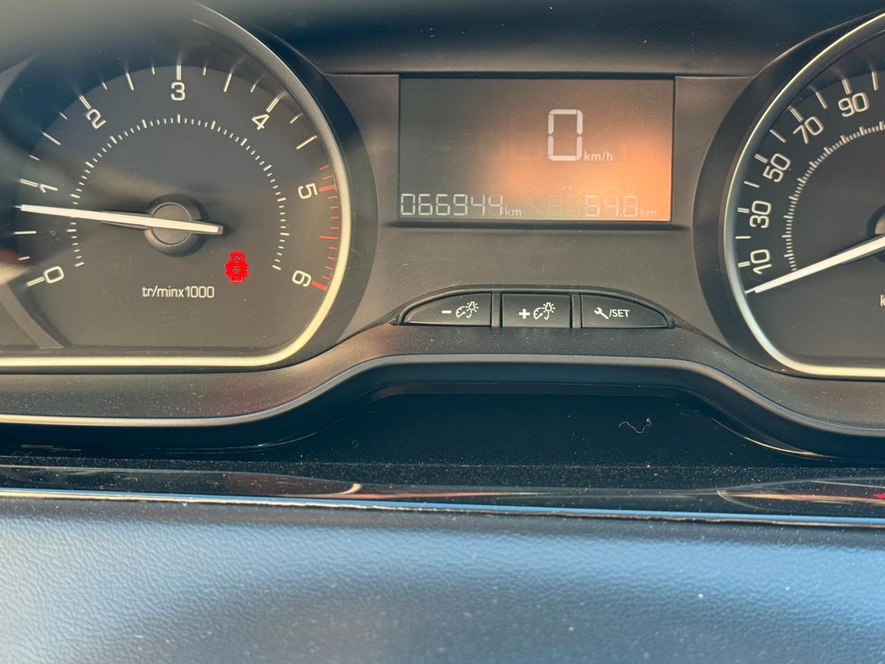 Peugeot 208 Peugeut 1.5 Hdi