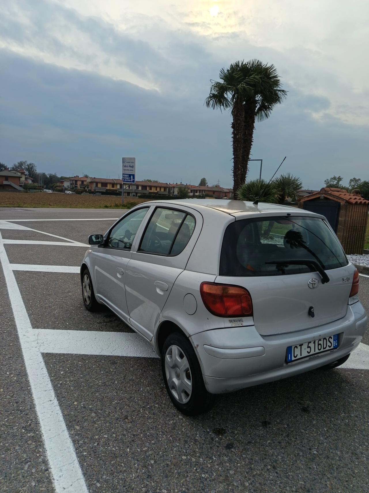 Toyota Yaris 1.3i 16V cat 5 porte Sol