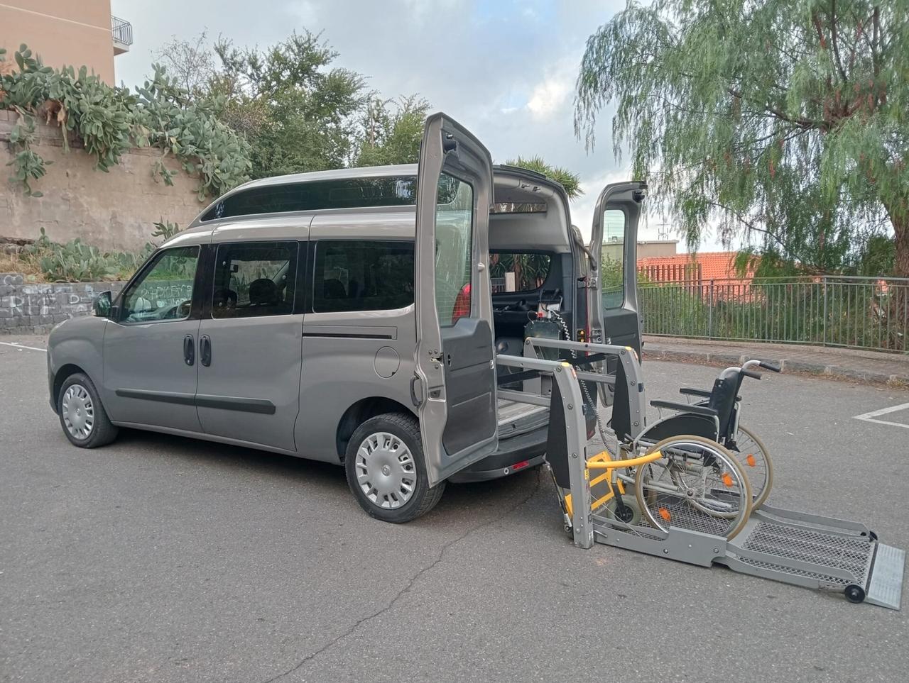 Opel Combo sollevatore elettrico trasporto disabili