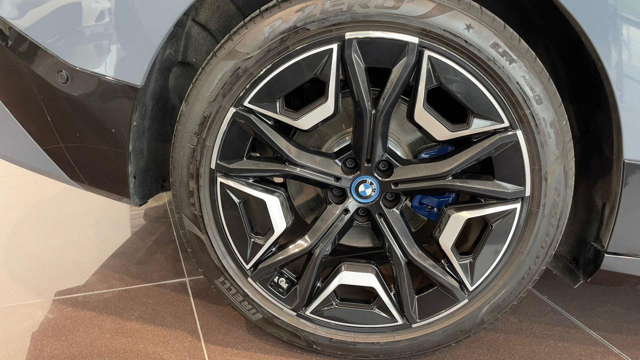 BMW iX xdrive40 pacchetto sportivo