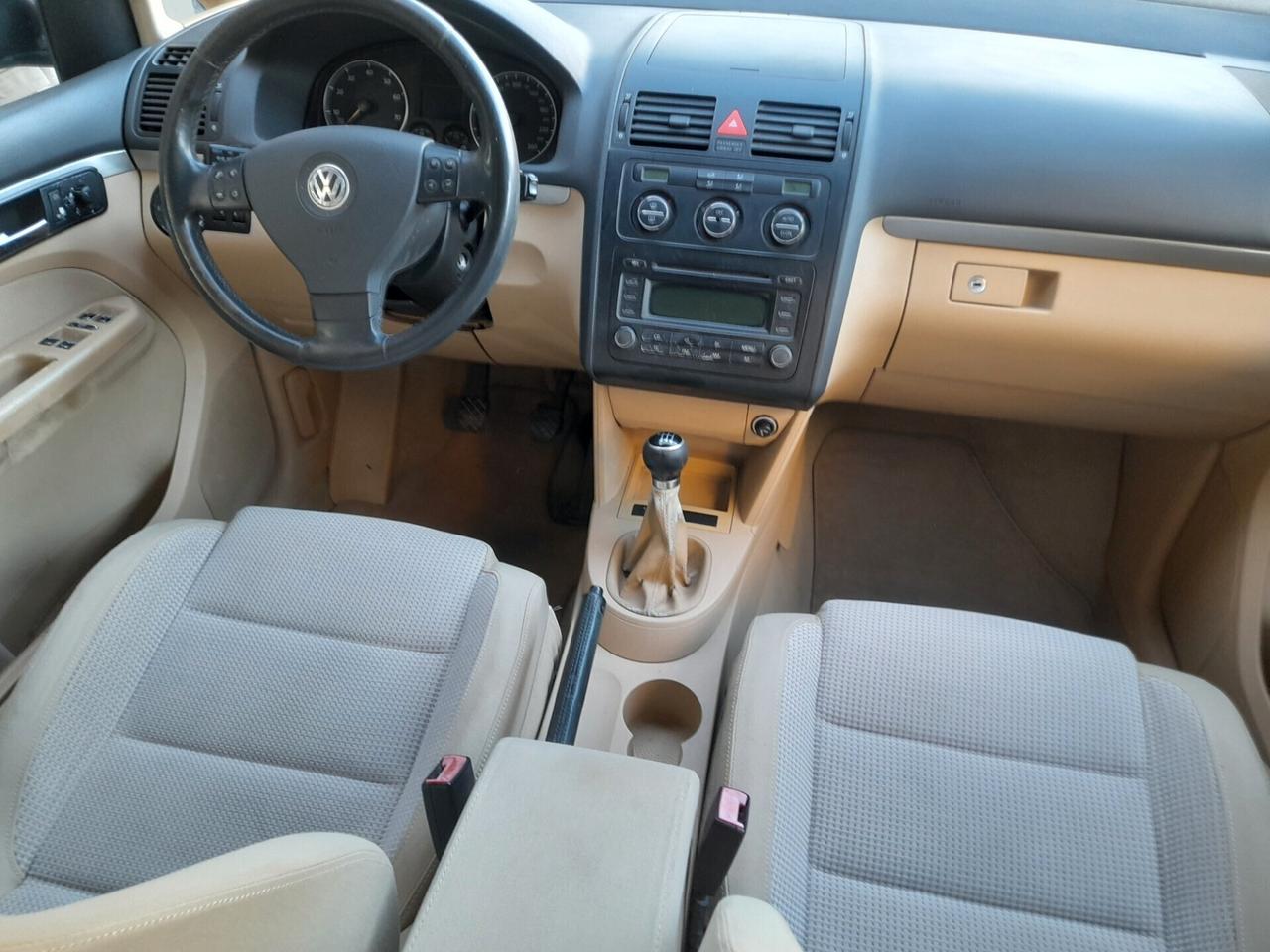 Volkswagen Touran 1.6 FSI Highline