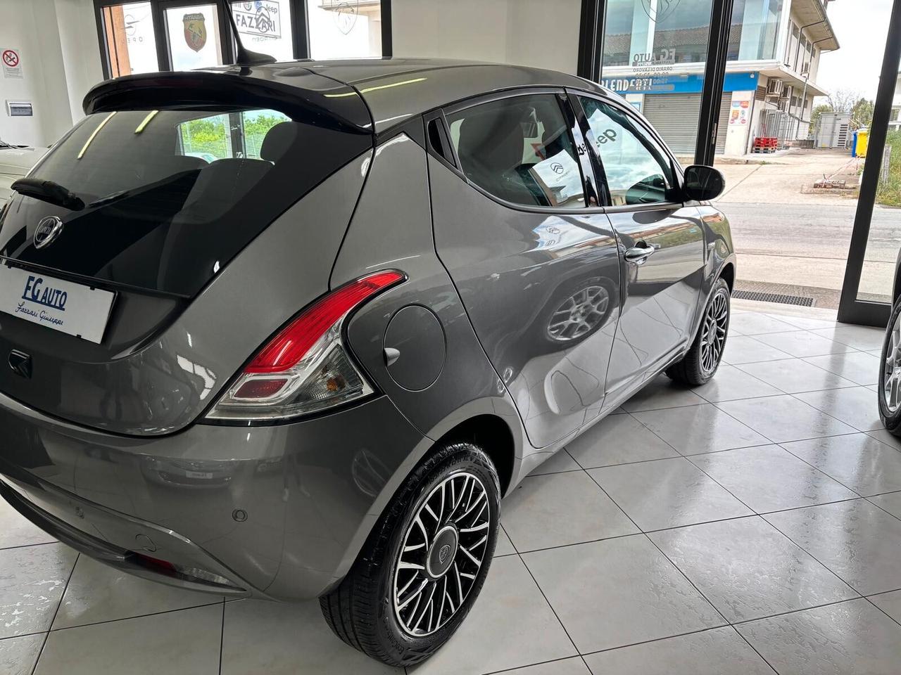 Lancia Ypsilon 1.0 FireFly 5 porte S&S Hybrid Platino