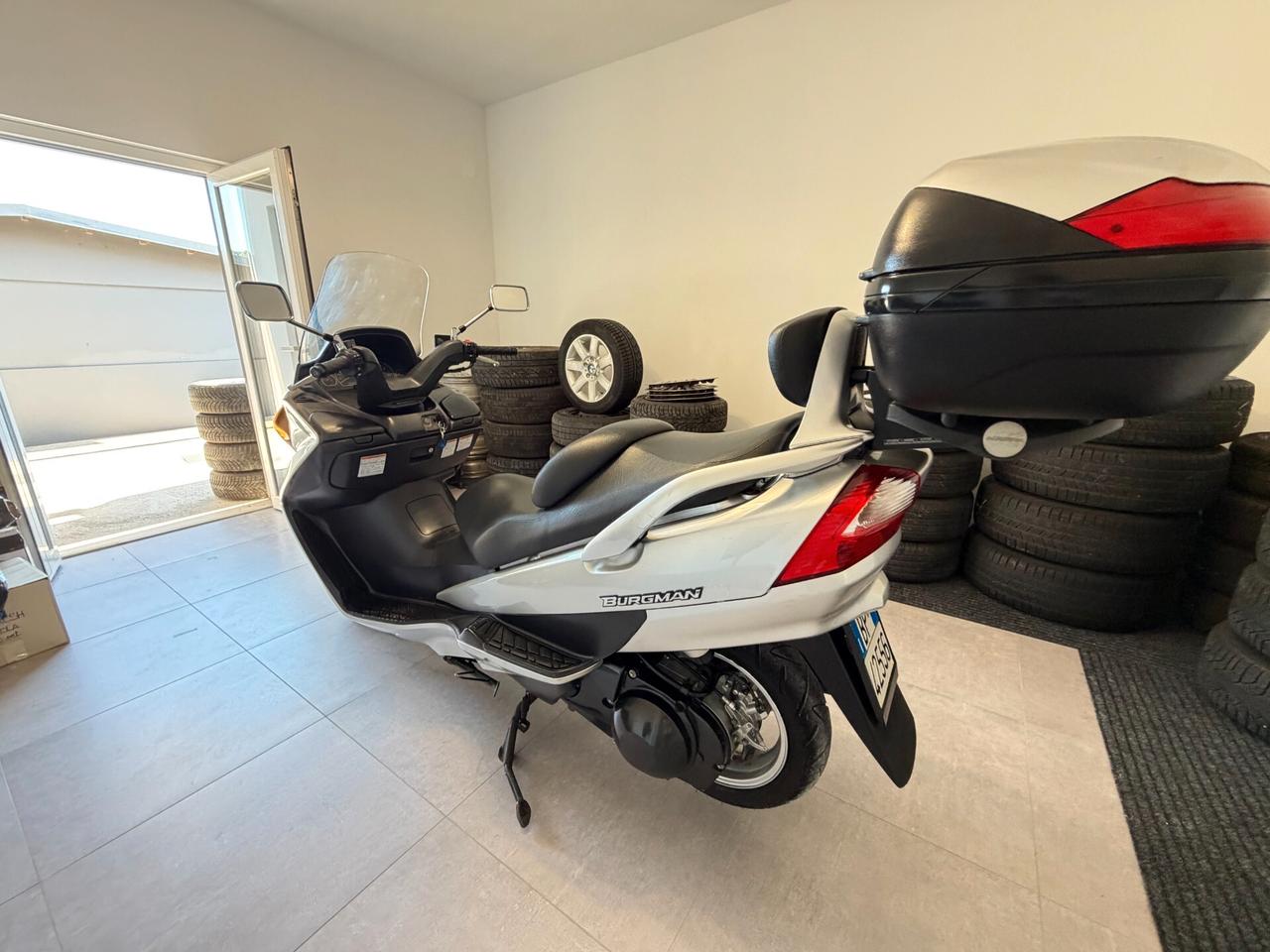 Suzuki Burgman 400 33.571 km bauletto pneumatici nuovi tagliando fatto