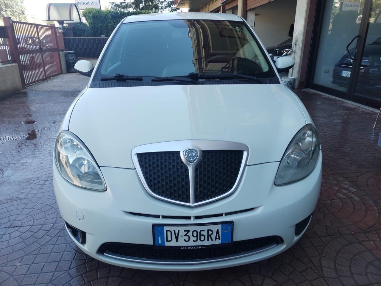 Lancia Ypsilon 1.3 MJT 75 CV Versus