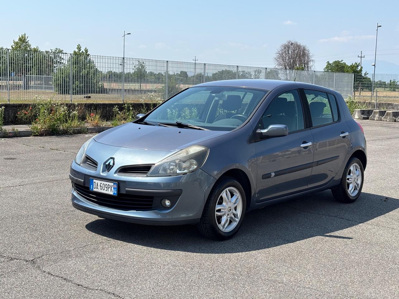 Renault Clio 1.2 16V UNI PRO!