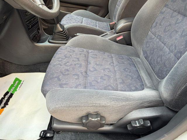 TOYOTA Corolla 1.4i 16V 5 porte Sol