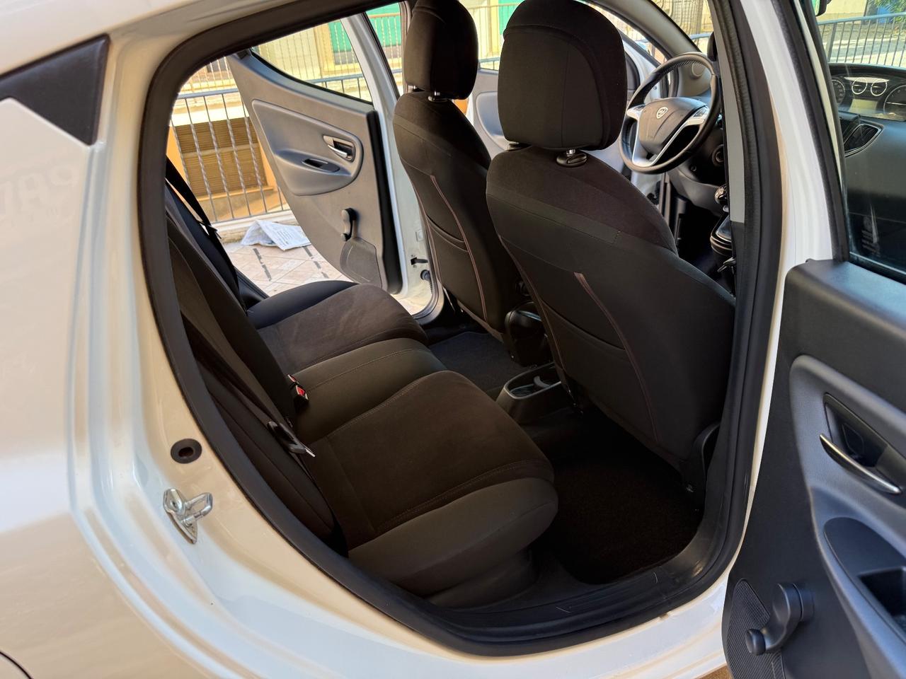 Lancia Ypsilon 0.9 TwinAir 85 CV 5 porte Metano Ecochic Silver